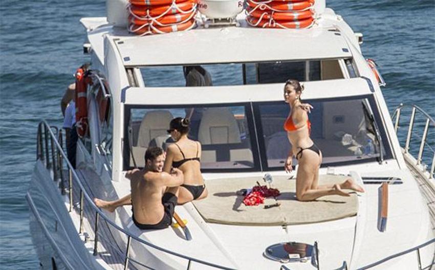 Selena Gomez'in güneş banyosu