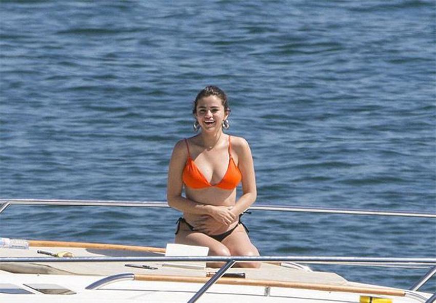 Selena Gomez'in güneş banyosu