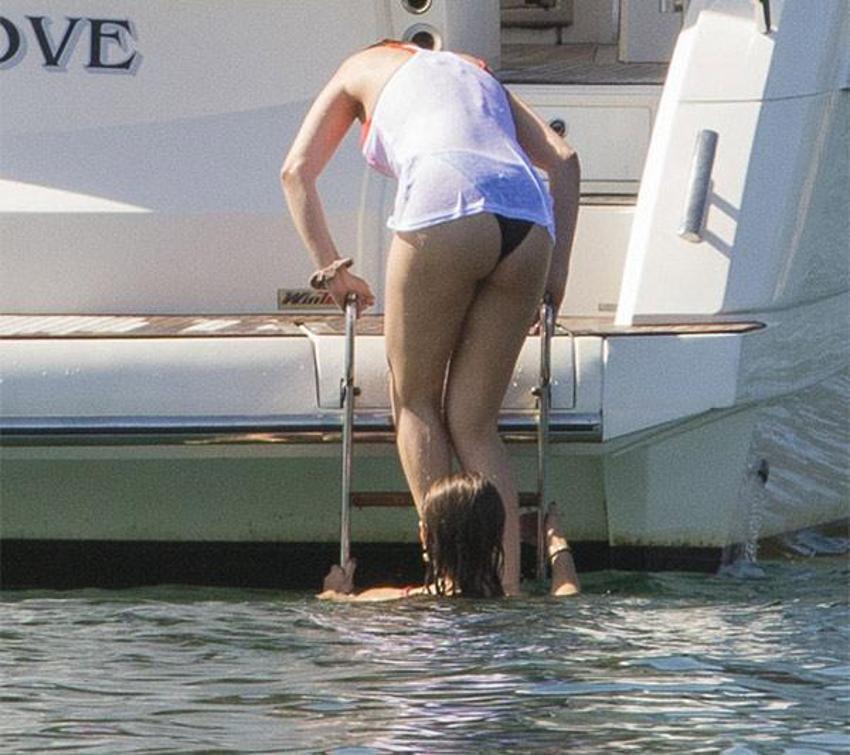 Selena Gomez'in güneş banyosu