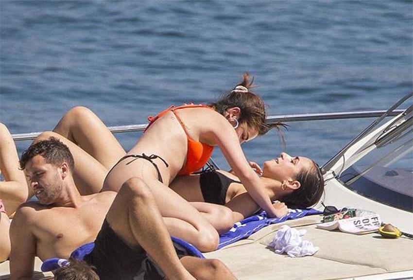 Selena Gomez'in güneş banyosu