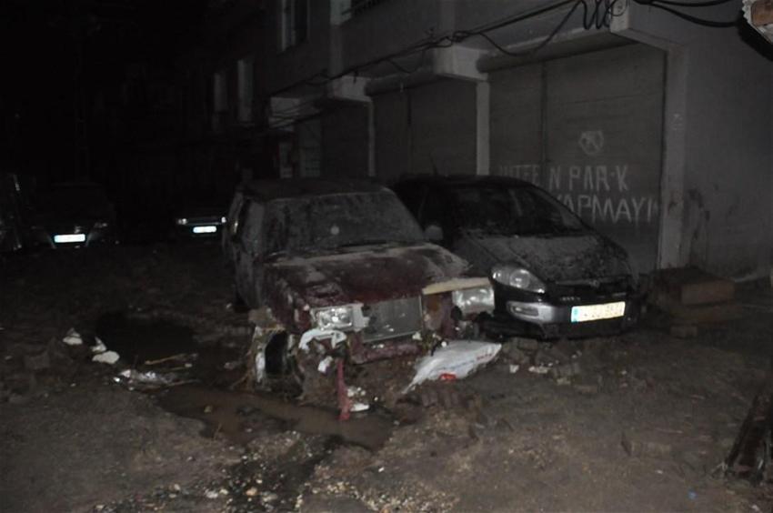Şanlıurfa'da şiddetli yağış! Ev ve araçlar zarar gördü