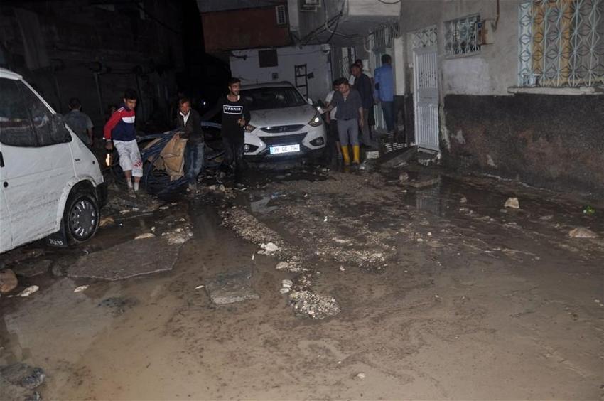Şanlıurfa'da şiddetli yağış! Ev ve araçlar zarar gördü