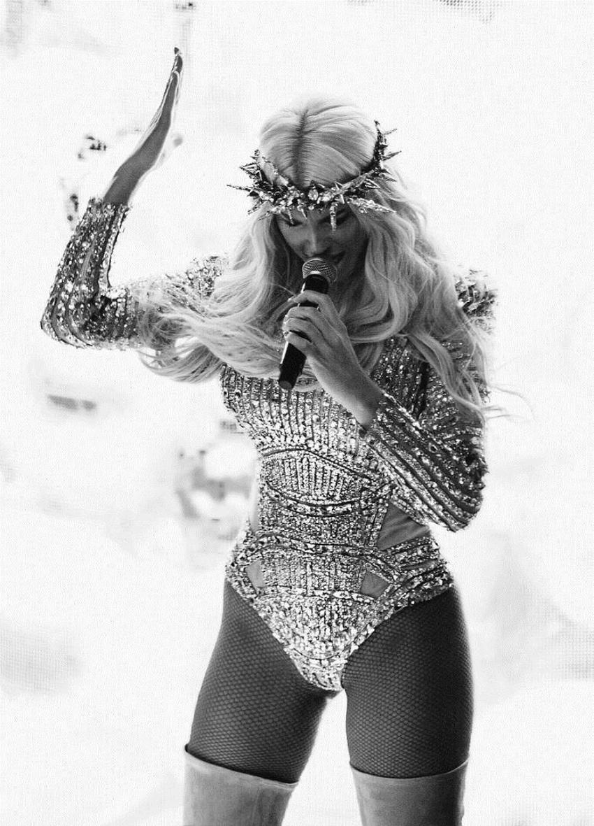 Jelena Karleusa'dan yine olay paylaşım!