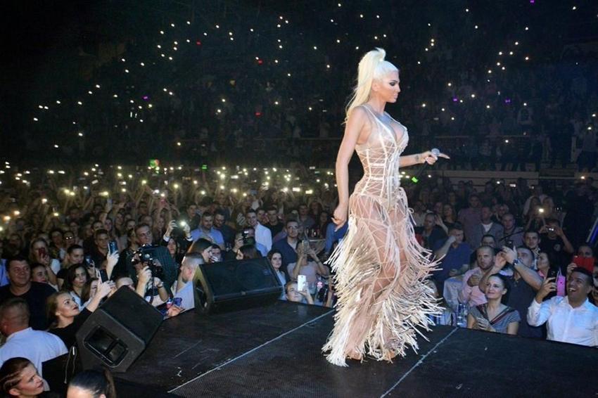 Jelena Karleusa'dan yine olay paylaşım!