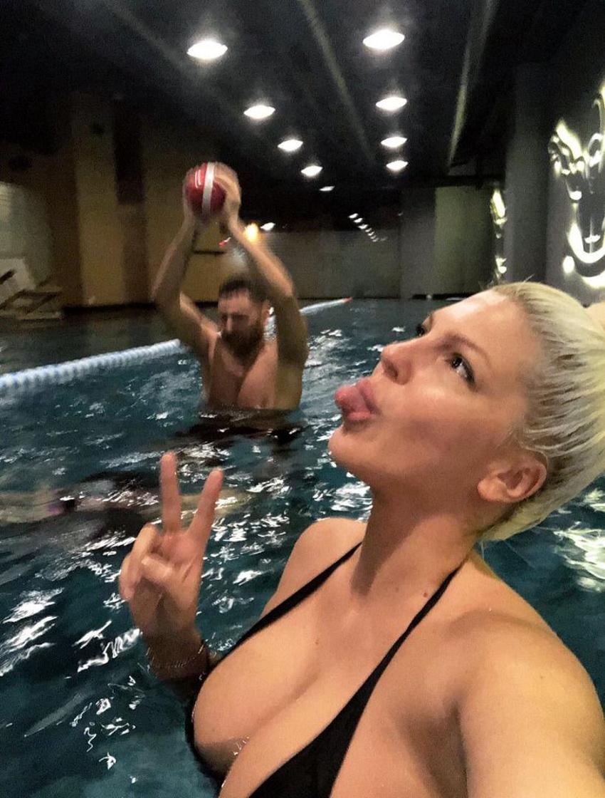 Jelena Karleusa'dan yine olay paylaşım!