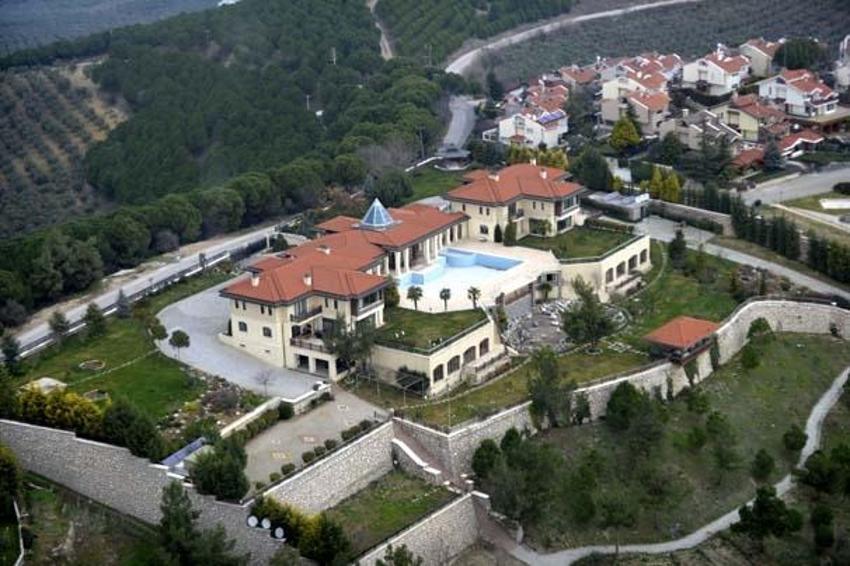 FETÖ elebaşı için yaptırılan malikânede gizli bölme ve altın arandı