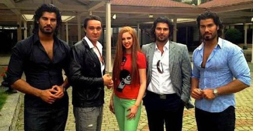 Başkası izlemeden ilişkiye giremiyorlar! Bacılar, cariyeler, motorlar...