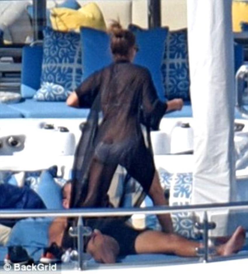 49'luk şarkıcı bikinisiyle gençlere taş çıkarttı...