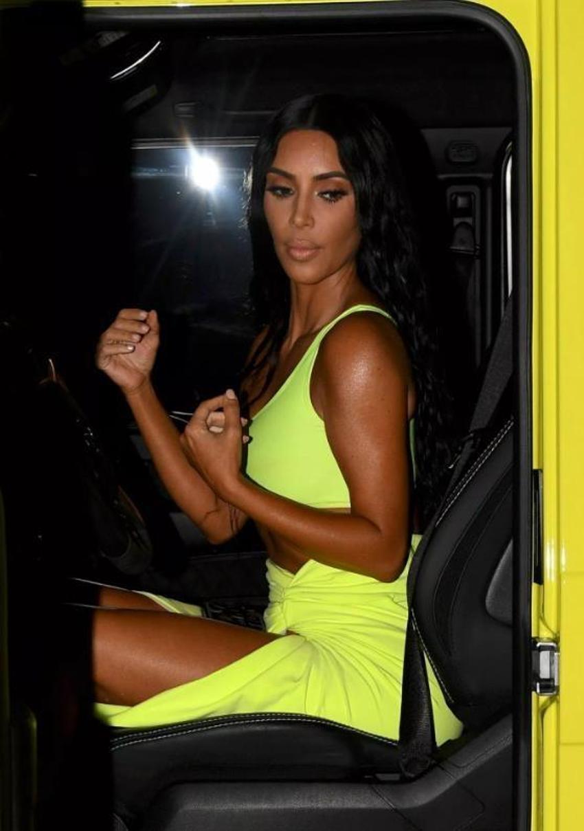 Kardashian'dan sınırsız derin yırtmaç