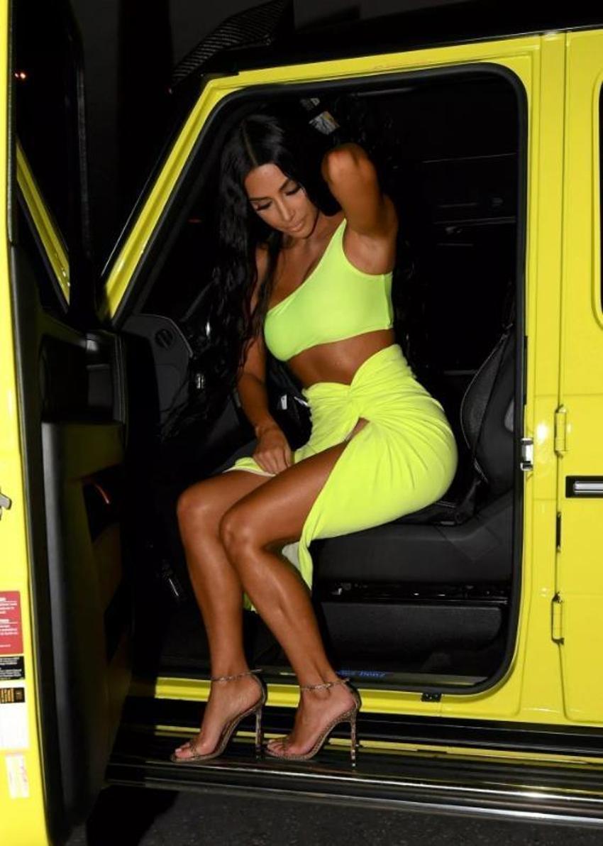 Kardashian'dan sınırsız derin yırtmaç
