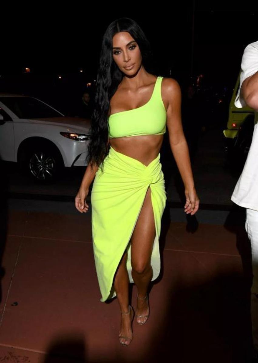 Kardashian'dan sınırsız derin yırtmaç