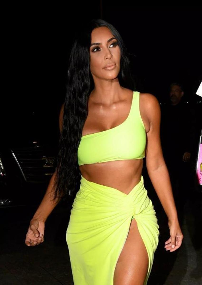 Kardashian'dan sınırsız derin yırtmaç