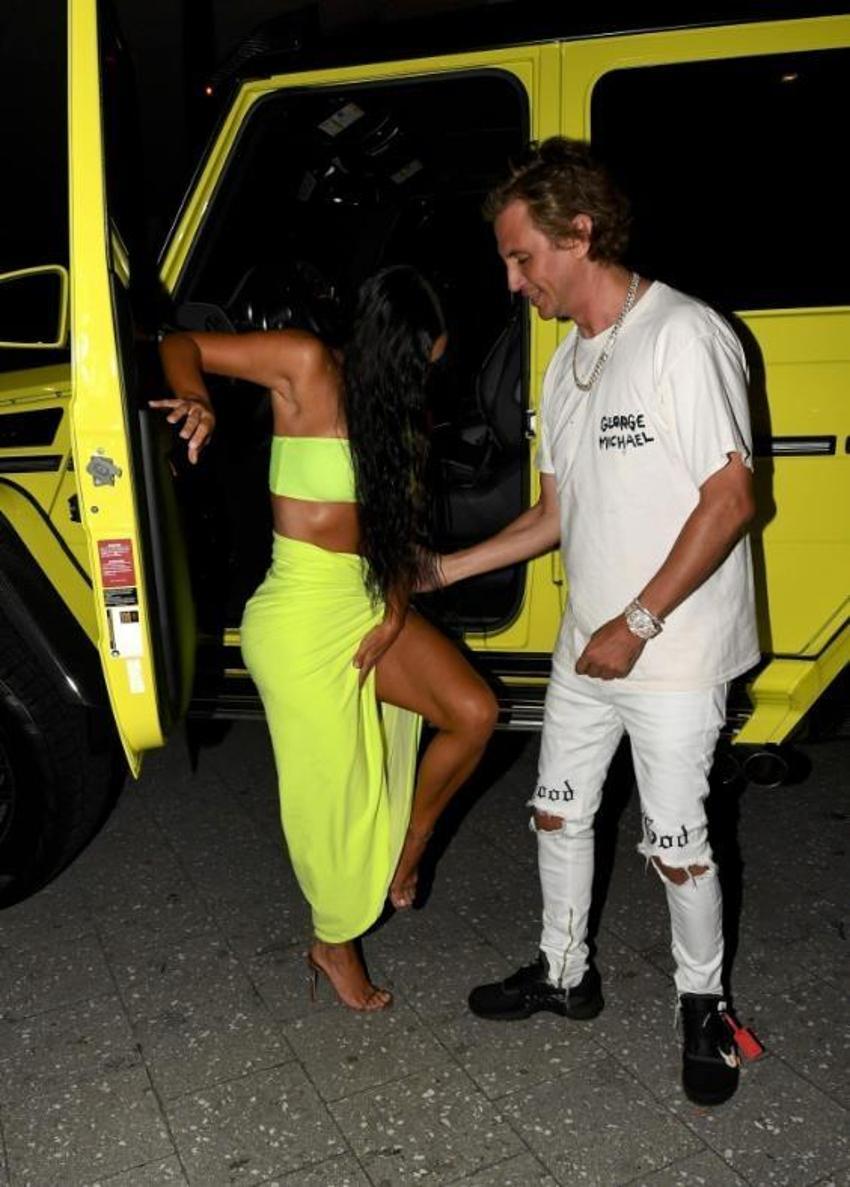 Kardashian'dan sınırsız derin yırtmaç