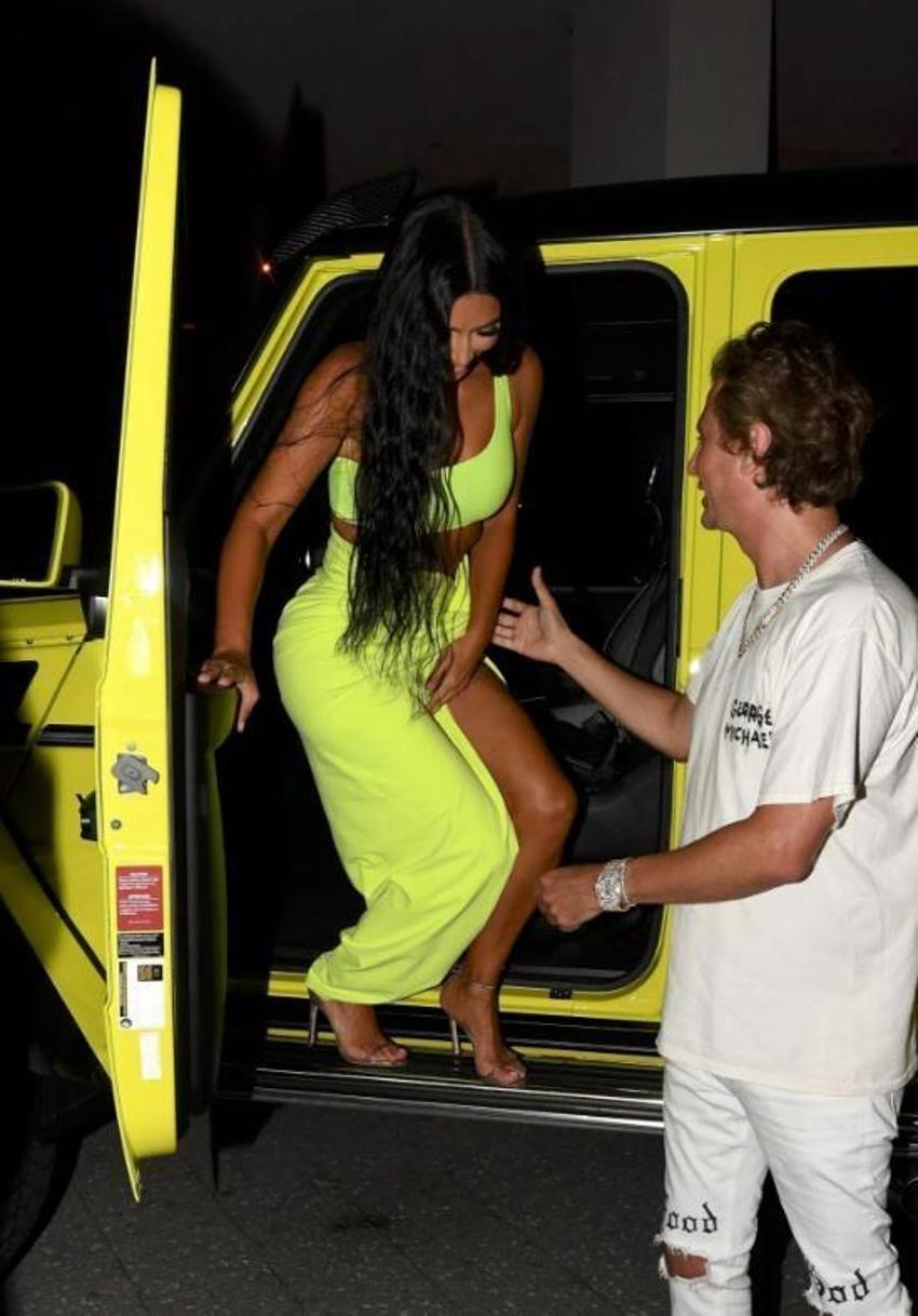 Kardashian'dan sınırsız derin yırtmaç