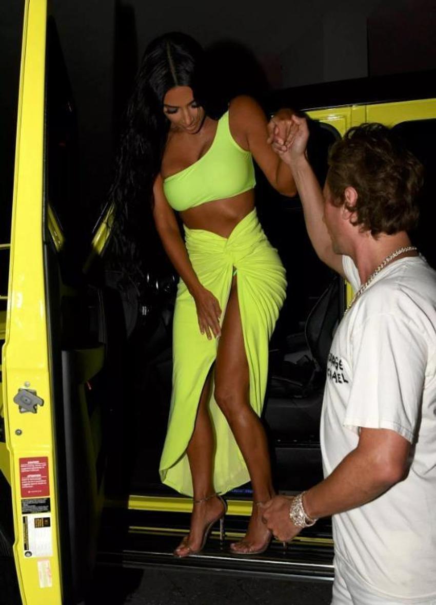 Kardashian'dan sınırsız derin yırtmaç
