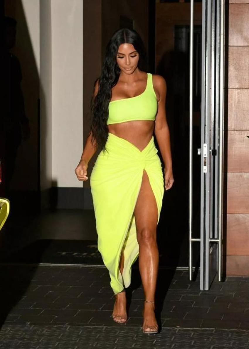 Kardashian'dan sınırsız derin yırtmaç