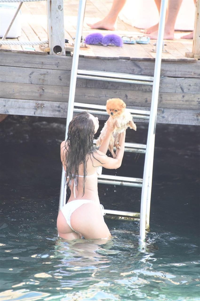 Bakışlar Cansu Taşkın'da