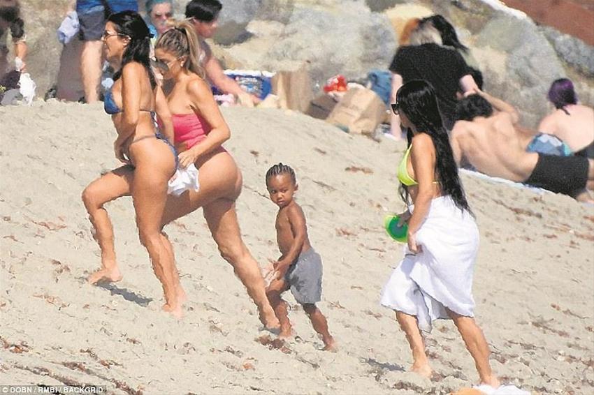 Kardashian’lar Malibu plajlarında