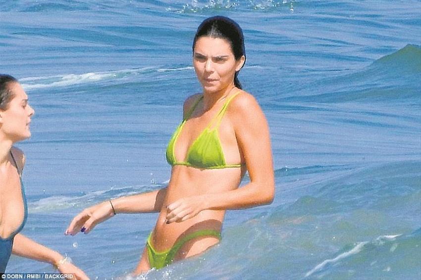 Kardashian’lar Malibu plajlarında