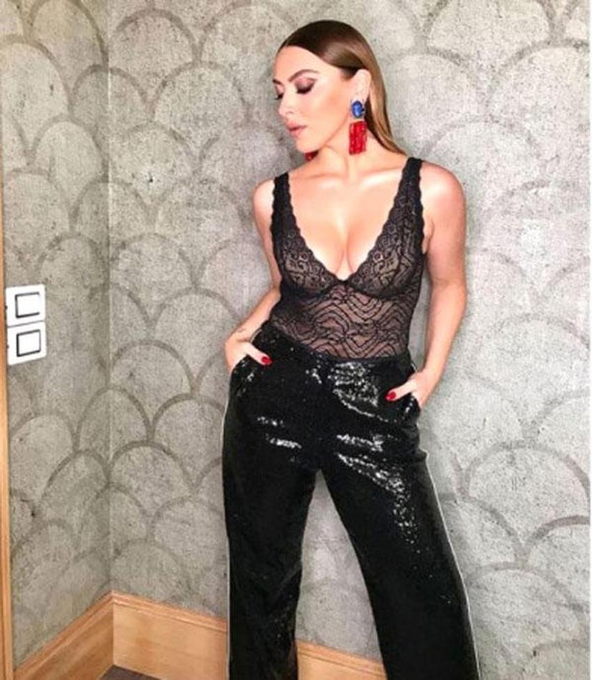 Hadise'den dekolte şov!