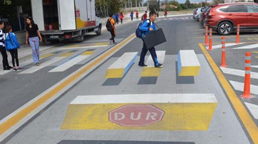 Okul önünde 3 boyulu yaya geçidi uygulaması