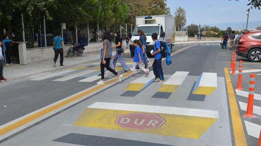 Okul önünde 3 boyulu yaya geçidi uygulaması