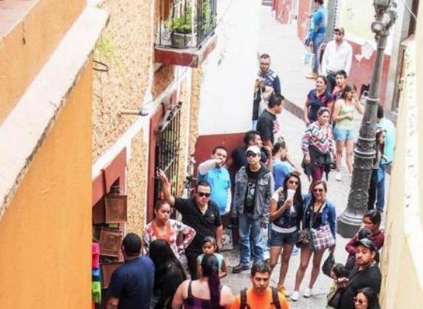 Bu merdivende öpüşmek için çiftler sıraya giriyor