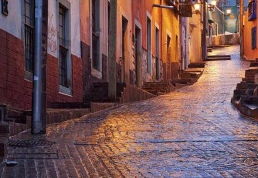 Bu merdivende öpüşmek için çiftler sıraya giriyor