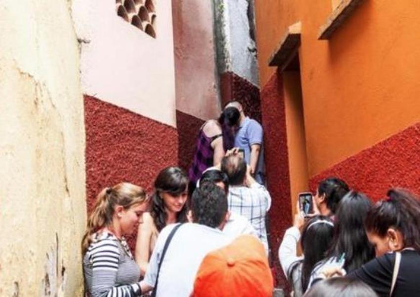 Bu merdivende öpüşmek için çiftler sıraya giriyor
