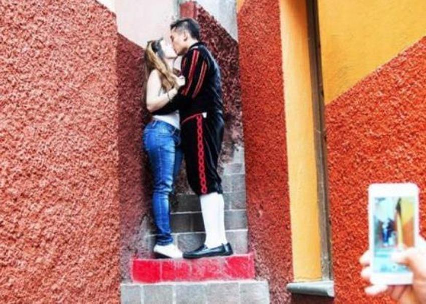Bu merdivende öpüşmek için çiftler sıraya giriyor