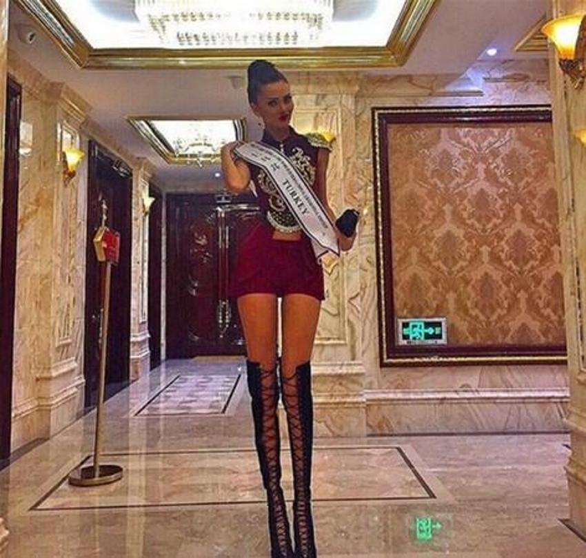 Cansu Taşkın ayna pozuyla yürek hoplattı