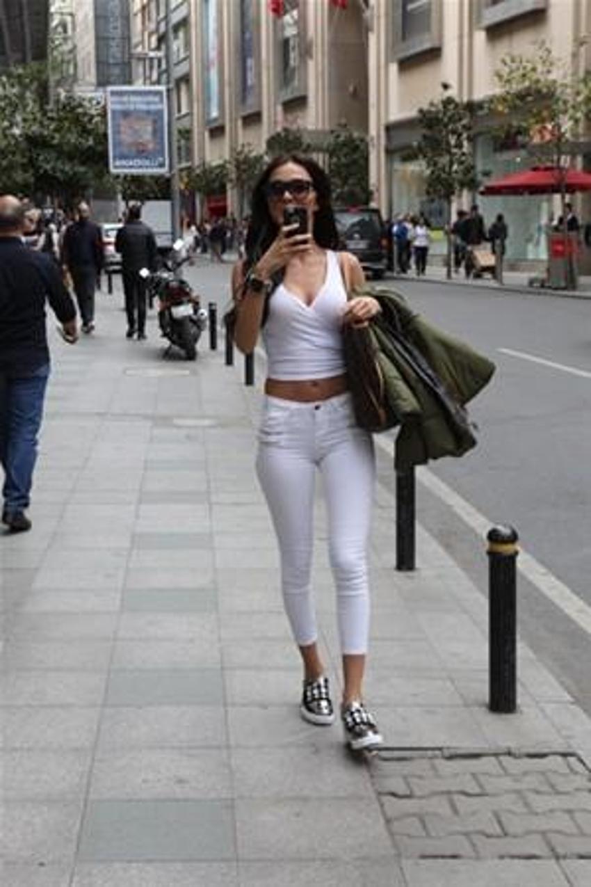 Cansu Taşkın'dan bornozlu poz