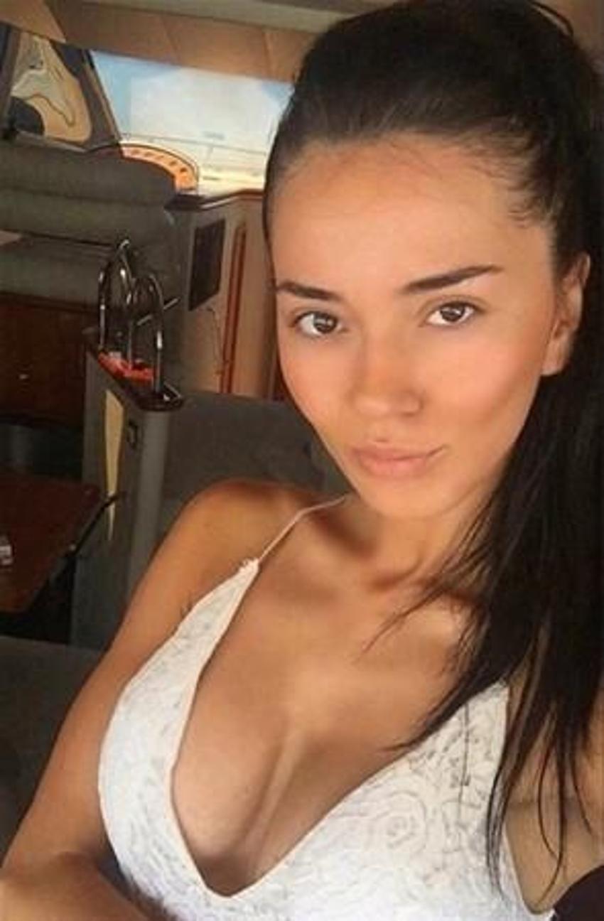 Cansu Taşkın'dan bornozlu poz