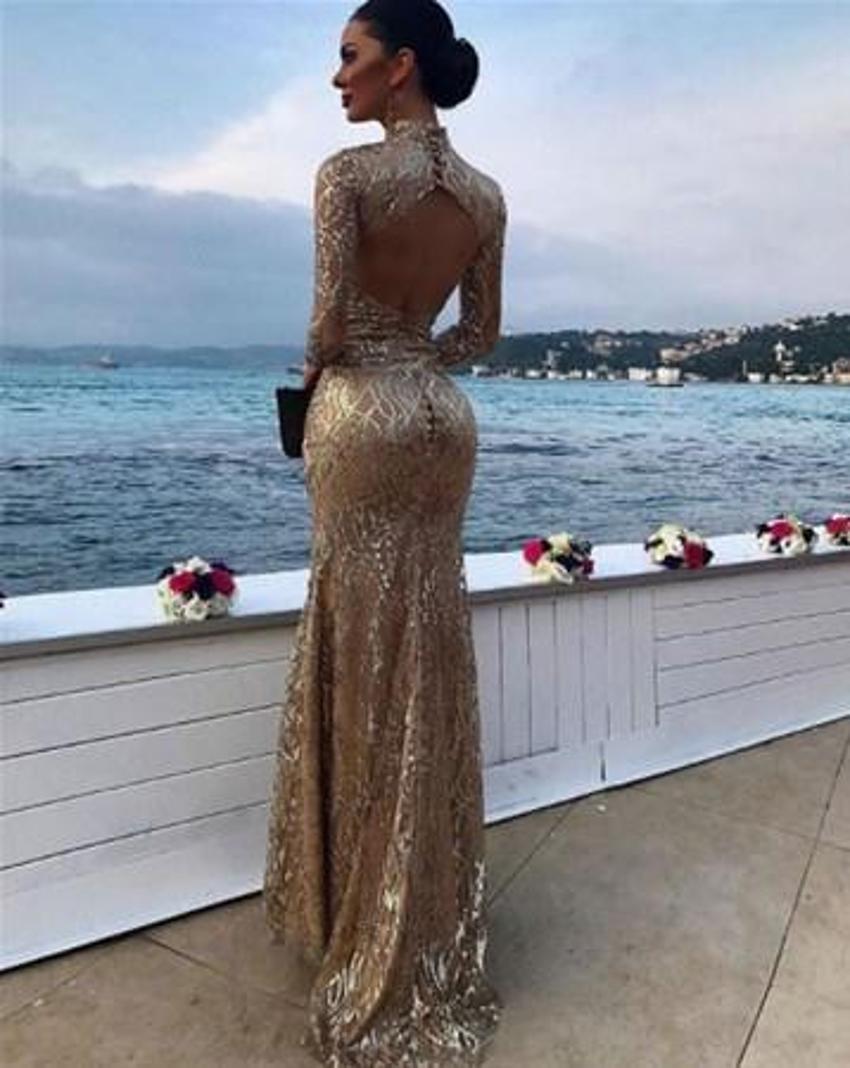 Cansu Taşkın'dan bornozlu poz