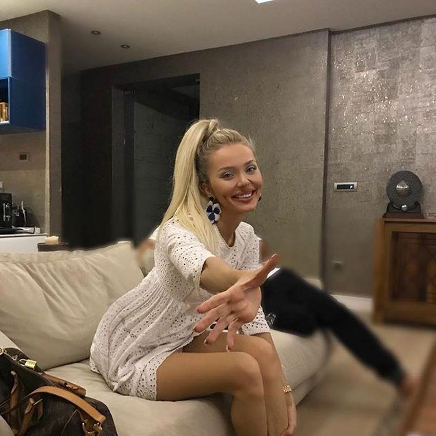 Cansu Taşkın'dan bornozlu poz