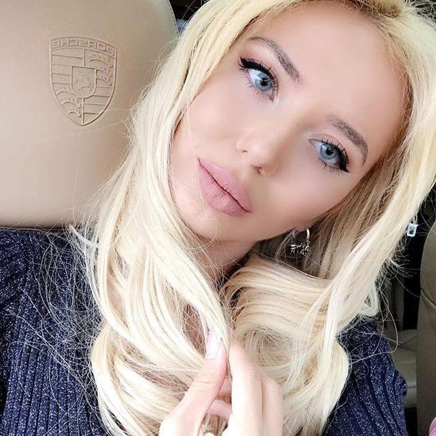 Cansu Taşkın'dan bornozlu poz
