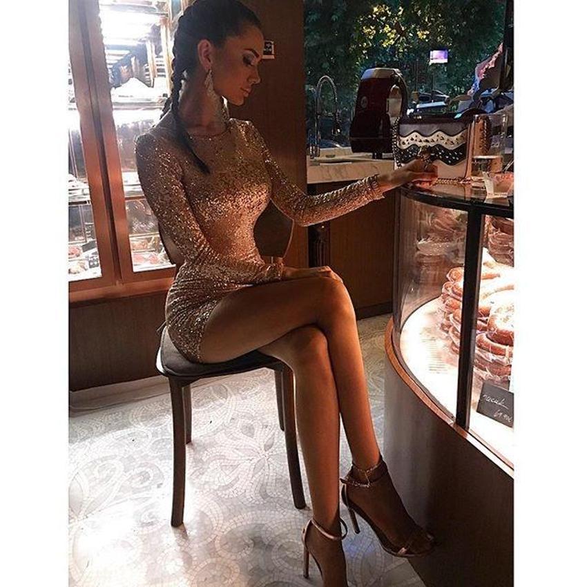 Cansu Taşkın'dan bornozlu poz