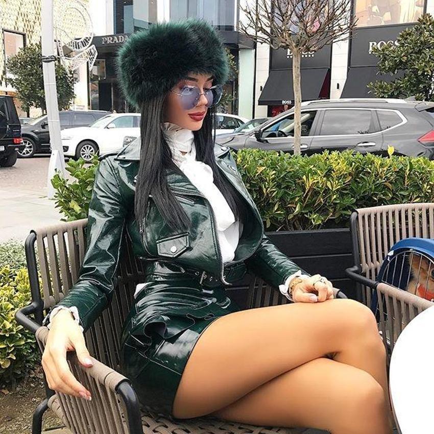 Cansu Taşkın'dan bornozlu poz