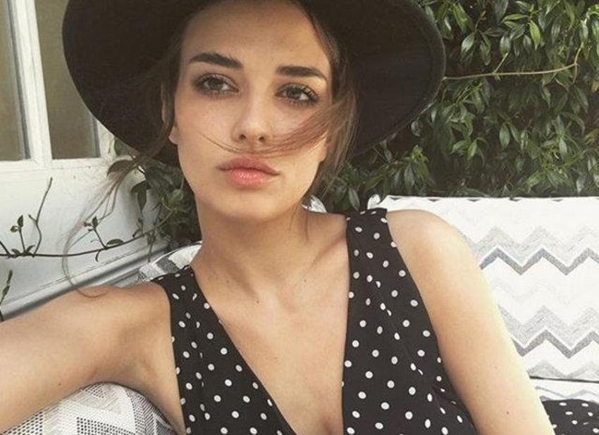 Türk güzel Elif Aksu'nun küvet pozu olay oldu