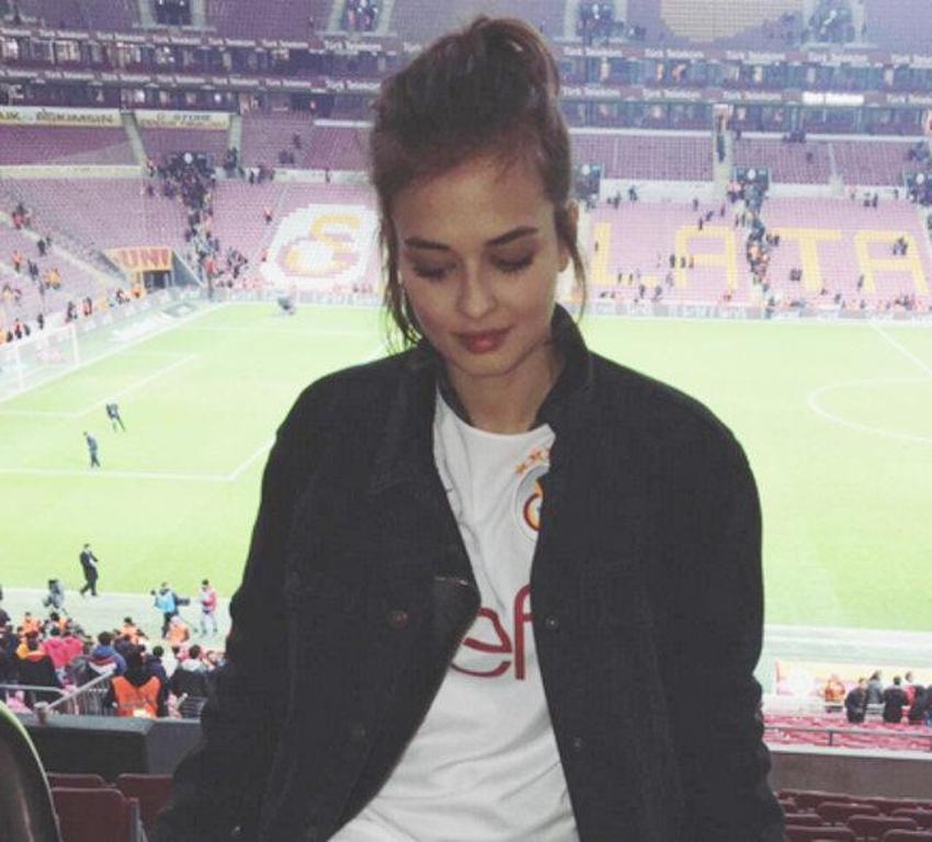 Türk güzel Elif Aksu'nun küvet pozu olay oldu