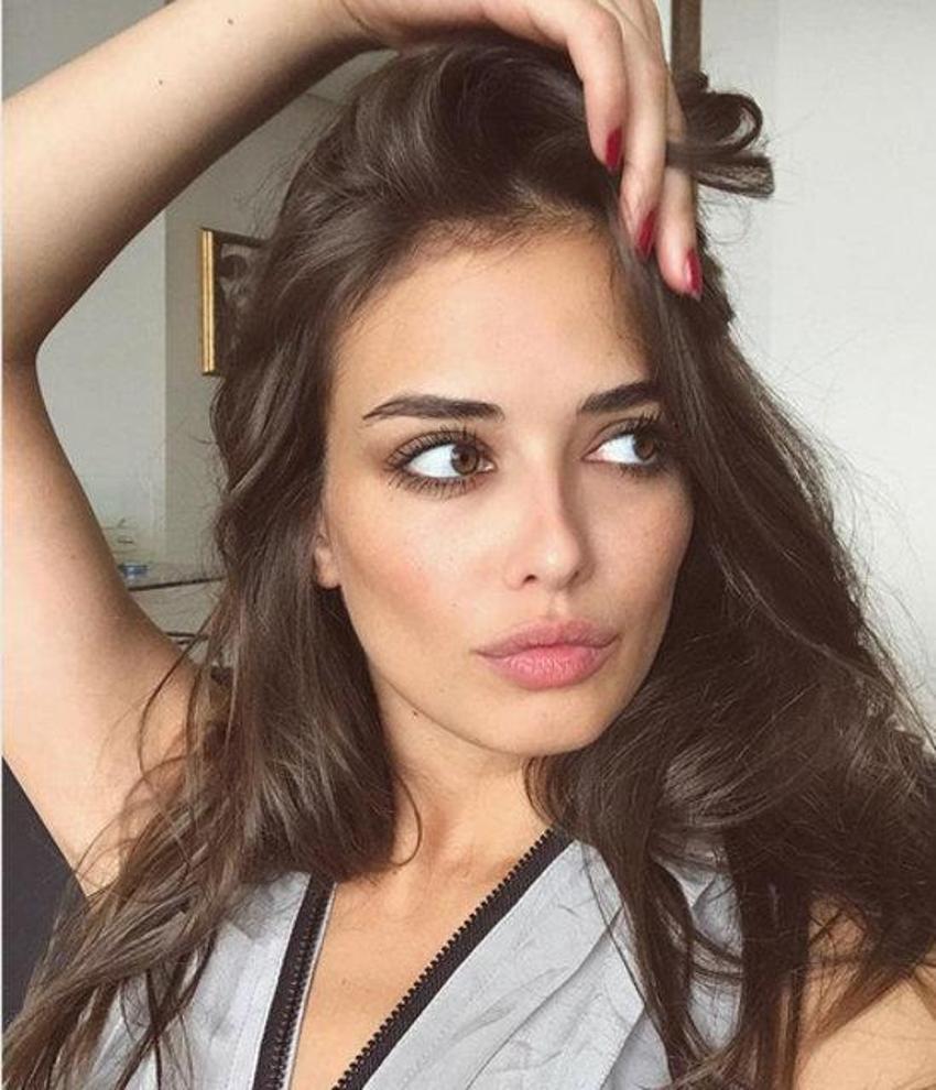 Türk güzel Elif Aksu'nun küvet pozu olay oldu