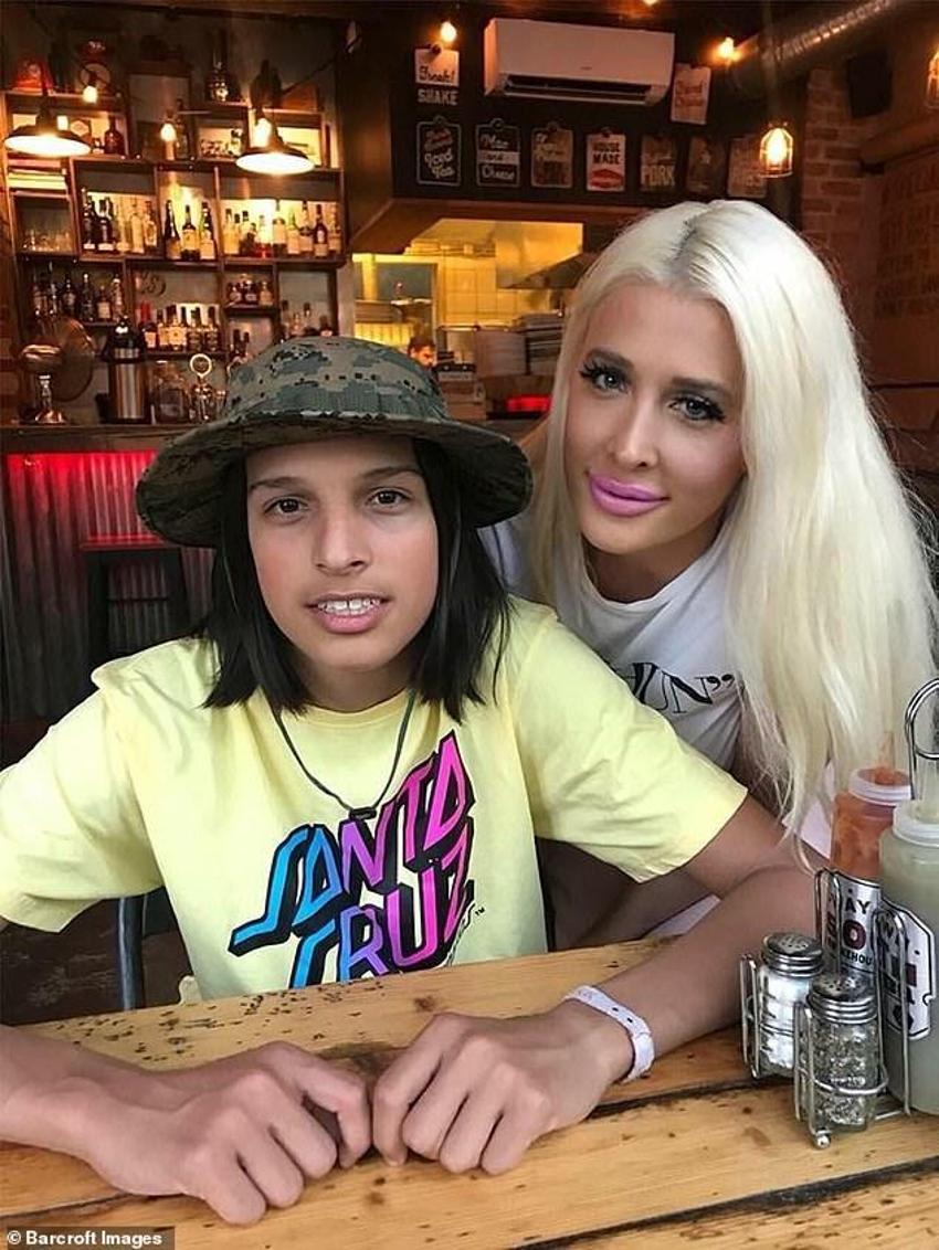Barbie bebeğe benzemek için...