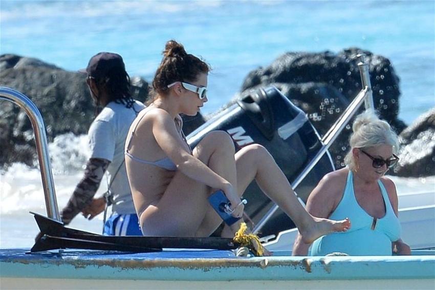Lottie Moss ablasının tahtını sallıyor