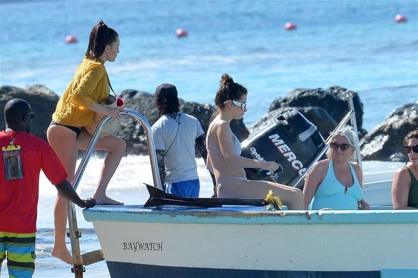 Lottie Moss ablasının tahtını sallıyor
