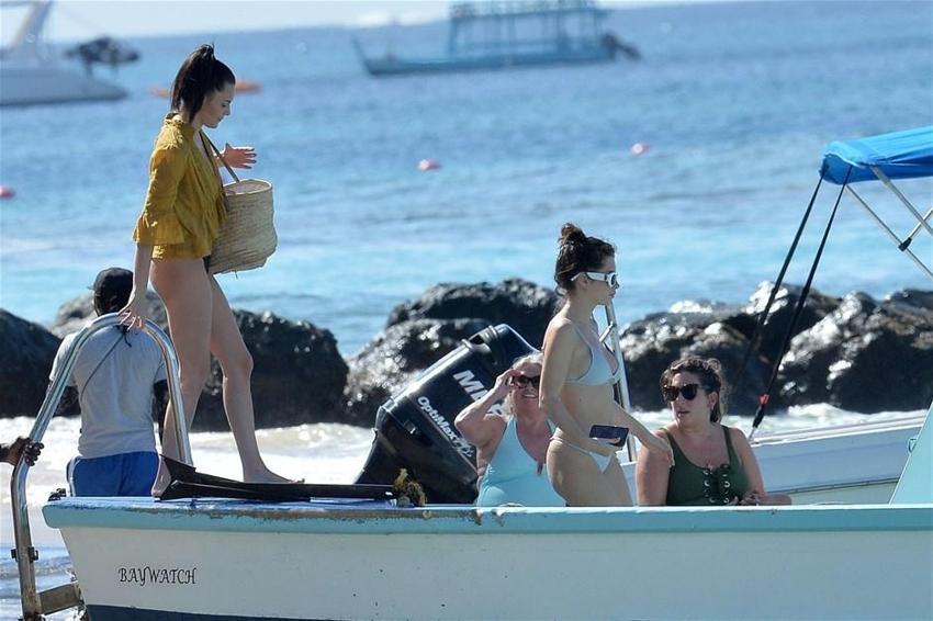 Lottie Moss ablasının tahtını sallıyor