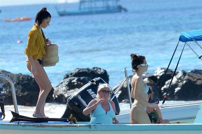 Lottie Moss ablasının tahtını sallıyor