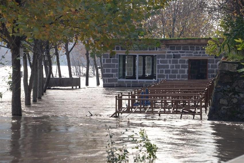 Alarm! Su seviyesi yükseldi, baskınlar başladı...
