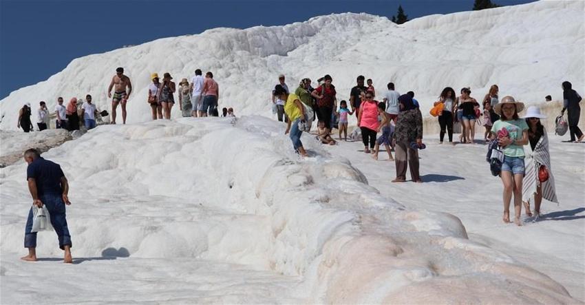 Beyaz cennet Pamukkale geceleri de gezilebilecek