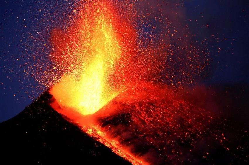 İtalya’da Etna Yanardağı yeniden faaliyete geçti