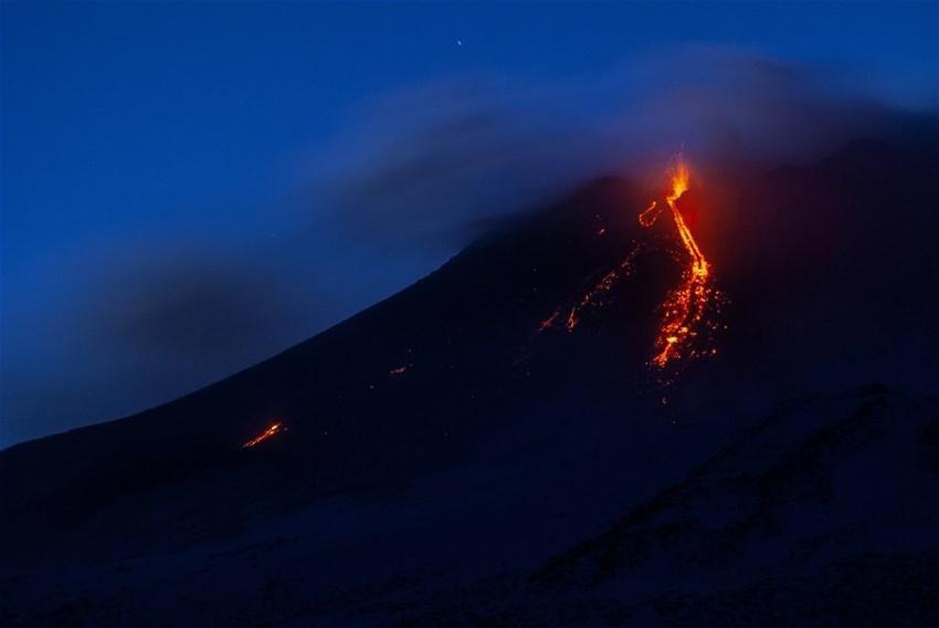 İtalya’da Etna Yanardağı yeniden faaliyete geçti